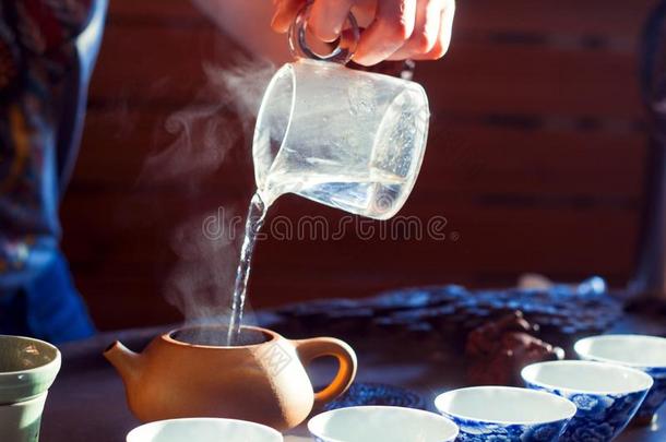 关在上面茶壶和热的水