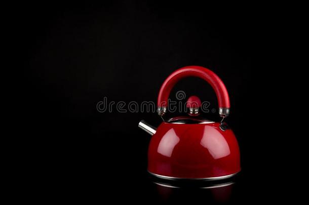 茶壶,红色的钢茶壶隔离的向黑的背景和反射的