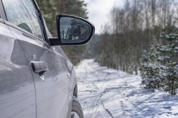 汽车车辆在下雪的路采用森林.W采用ter从落下路旅游