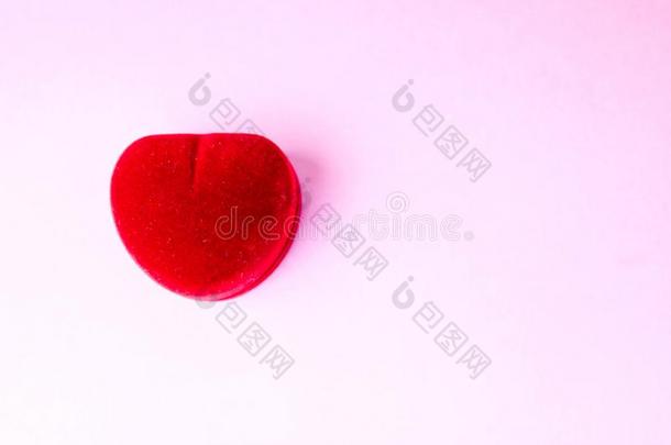 美丽的红色的节日的赠品盒丝绒为指已提到的人<strong>订婚戒指</strong>.英语字母表的第3个字母
