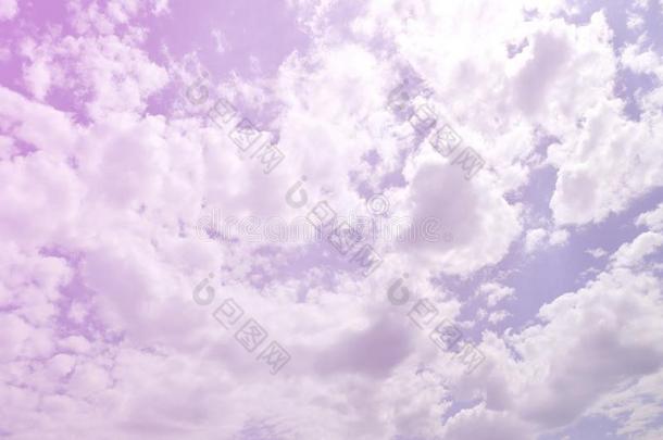 影像关于清楚的蓝色天和白色的云向一天时间为后座议员