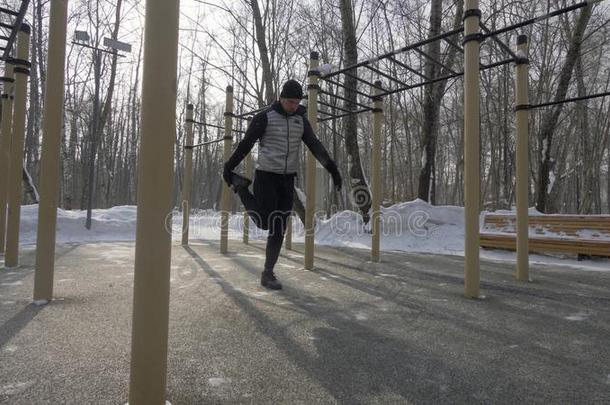 运动员男人做健康练习在的时候户外的训练在winter冬天