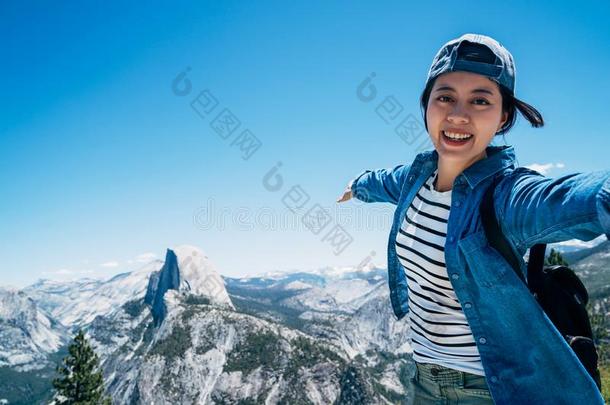 幸福的女孩远足者迷人的自拍照向顶关于山