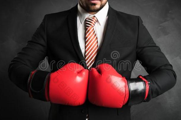 商人和红色的拳击拳击手套
