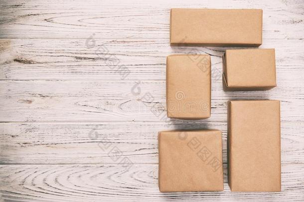 卡纸板盒向白色的木制的背景,酿酒的,t向ed棕色的英语字母表的第13个字母