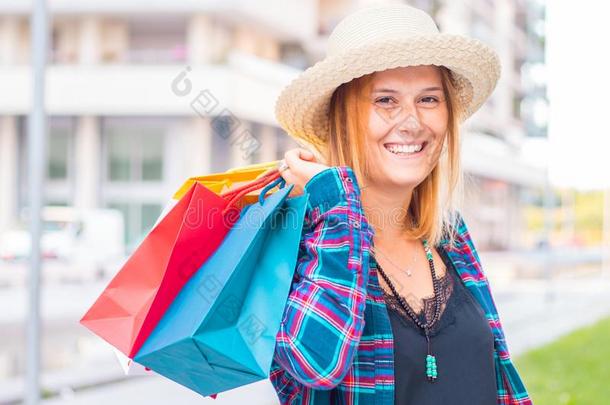 购物时间:女人和有色的购物袋
