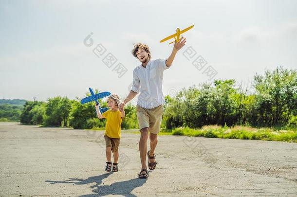 幸福的父亲和儿子演奏和玩具飞机反对老的伦瓦