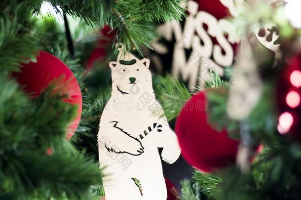 白色的熊和圣诞节树