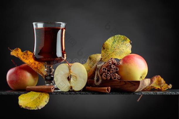 玻璃关于<strong>苹果果汁</strong>或<strong>苹果</strong>汁和多汁的<strong>苹果</strong>s和樟属植物scientificandtechnicalinformation科技情报