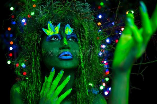 神秘主义者绿色的<strong>森林女神</strong>采用umbilicalvein脐静脉氟石黑的光和Glow采用g树向