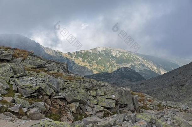 风景从徒步旅行路向攀登的穆萨拉峰山峰,里拉莫塔