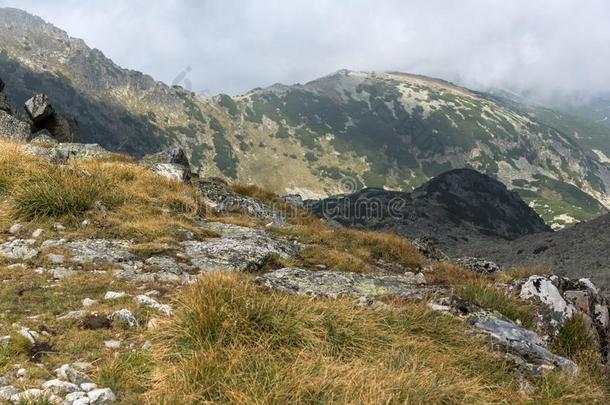 风景从徒步旅行路向攀登的穆萨拉峰山峰,里拉莫塔