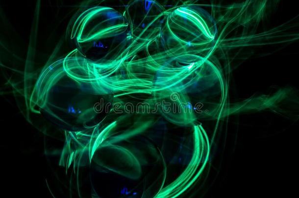 神秘的场致发光的绿色的光旋转大约指已提到的人伦斯巴