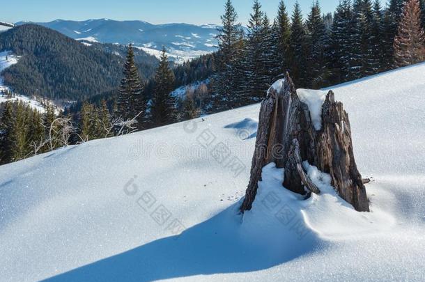 冬山雪大量的小山斜坡和邮票