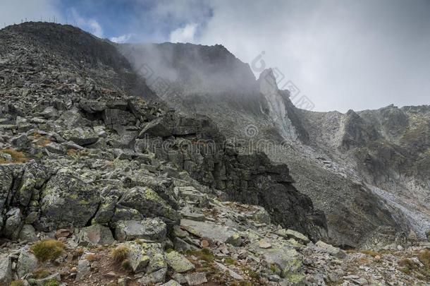 风景从徒步旅行路向攀登的穆萨拉峰山峰,里拉莫塔