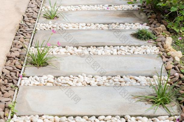 风景现代的简单的石头路采用花园装饰和