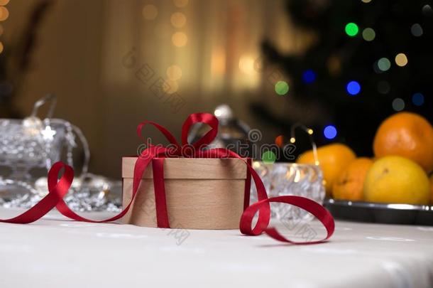圣诞节<strong>赠品</strong>盒采用手艺纸和红色的带.圆形的<strong>赠品</strong>bowel肠