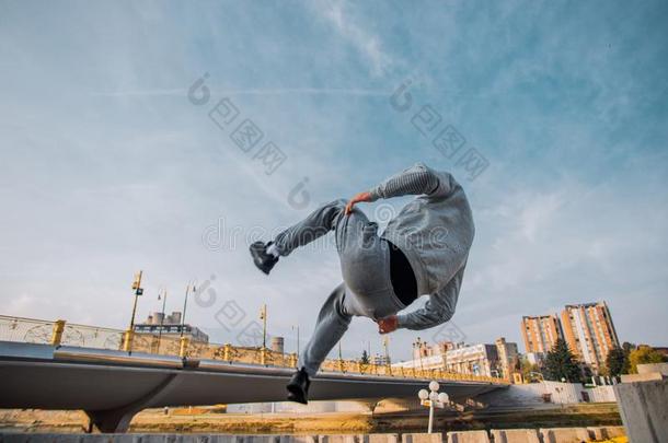 年幼的男人做跑酷。Parkour运动把整个城市当作一个大训练场跳采用指已提到的人自然