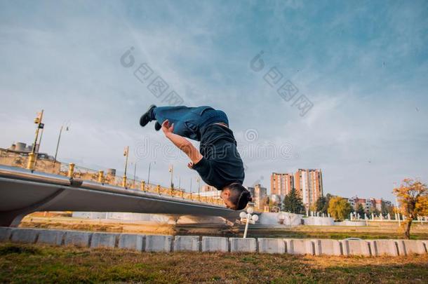 跑酷。Parkour运动把整个城市当作一个大训练场男人制造过胸摔向后的在都市的位