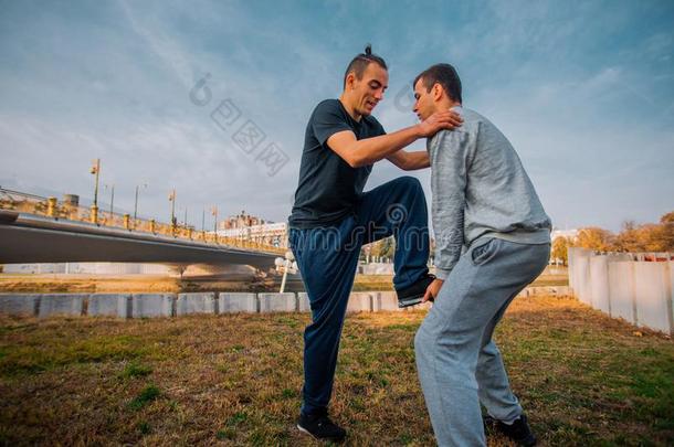 两个跑酷。Parkour运动把整个城市当作一个大训练场家伙训练同时