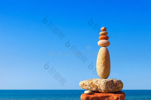 高的岩石禅金字塔关于<strong>白色</strong>的和粉红色的鹅<strong>卵石</strong>向一b一ckground