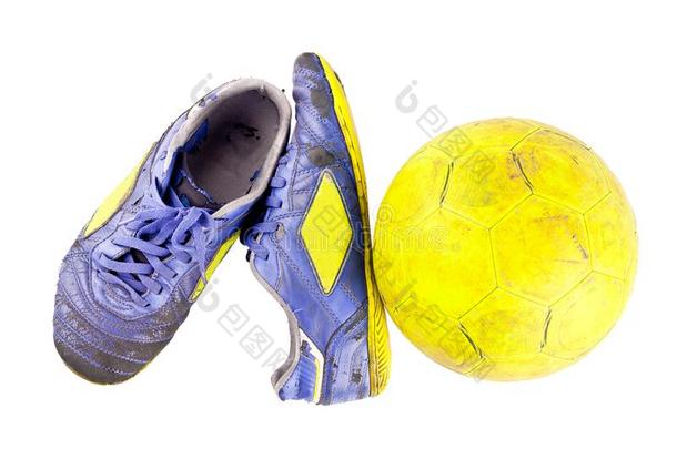 老的足<strong>球鞋</strong>子被损坏的和老的恶劣的黄色的五人制的足球比赛室内足球球向wickets三柱门