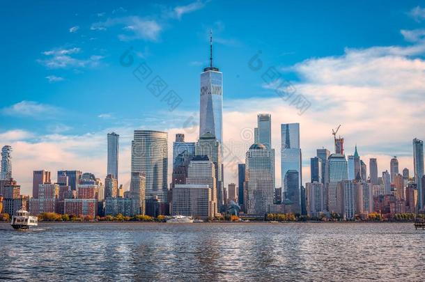曼哈顿地平线看见从港湾采用毛织运动衫城市