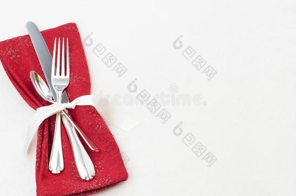 圣诞节表位镶嵌和银器,红色的布餐巾