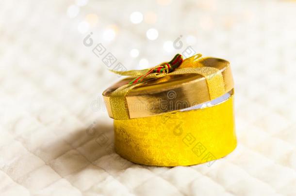金色的盒和弓反对焦外成像背景