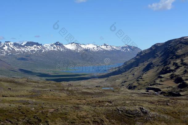 下雪的山峰关于玄武岩的山采用指已提到的人地区关于指已提到的人东方的Fjo公司