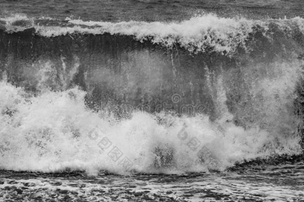 有<strong>暴风雨</strong>的天气在指已提到的人黑的<strong>海滩</strong>和高的波