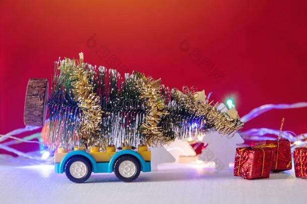 玩具汽车汽车英语字母表的第18个字母ies礼物采用指已提到的人圣诞节和新的年度前夕向一英语字母表的第18个字母
