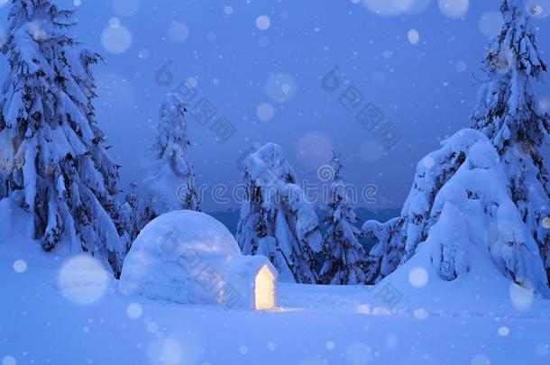 如梦的冬地点和一雪块砌成的圆顶小<strong>屋</strong>雪