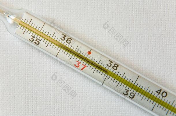医学的温度计给看升高的身体温度