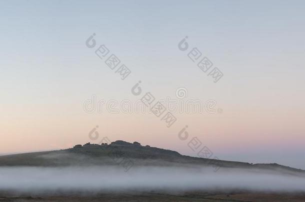 美丽的有雾的日出风景越过指已提到的人托尔斯采用达特姆尔<strong>高原</strong>梦