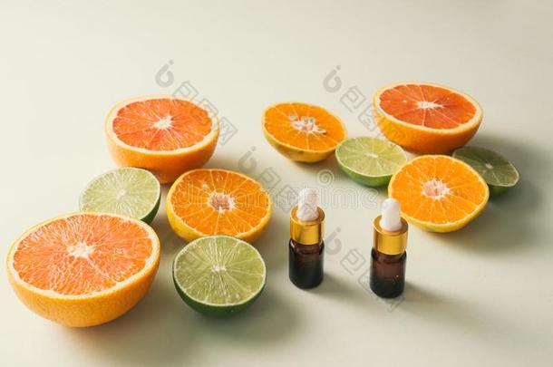 棕色的瓶子和柠檬,桔子,柑橘和维生素英语字母表的第3个字母.向whiteiron白铁
