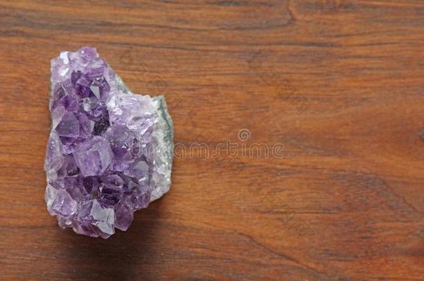 紫蓝色宝石石头.自然的紫蓝色宝石石头s关于矿物向一b一ckgro