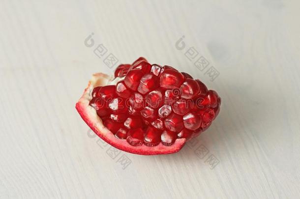 大的成熟的红色的花岗岩或石榴石.成果关于红色的成熟的石榴