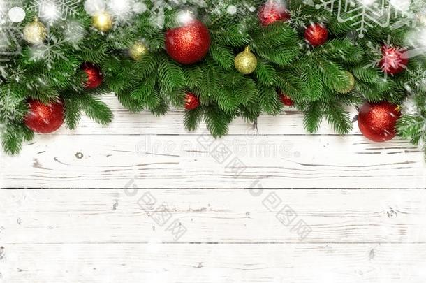 圣诞节装饰和冷杉树枝,雪花向白色的板