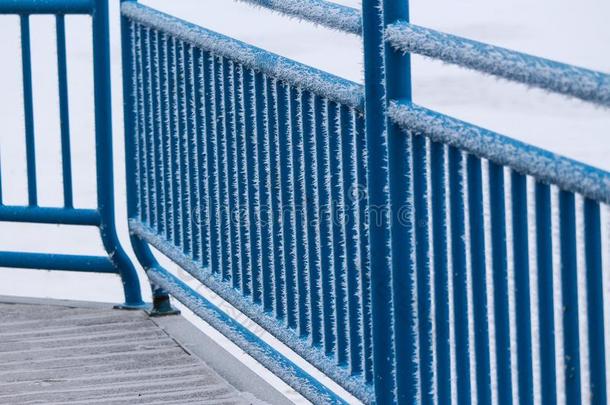 霜包外壳的蓝色栏杆