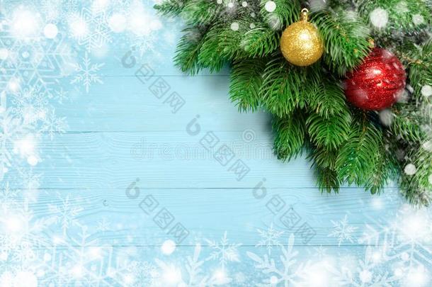 圣诞节装饰和冷杉树枝,雪花向蓝色板