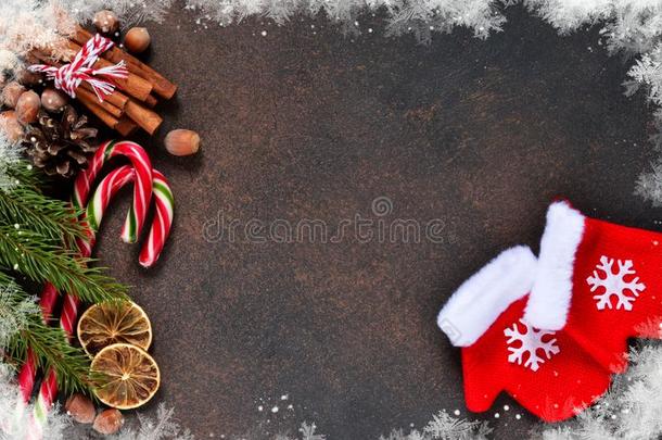 圣诞节树和装饰和连指手套向一棕色的b一ckgroun