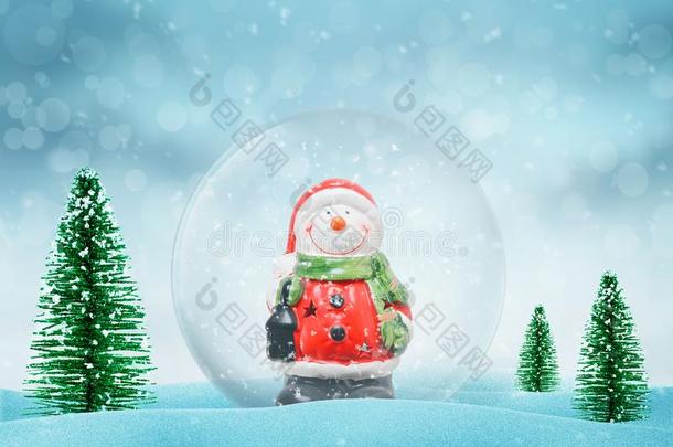 圣诞节魔法雪<strong>球</strong>和雪人.雪降低采用背景