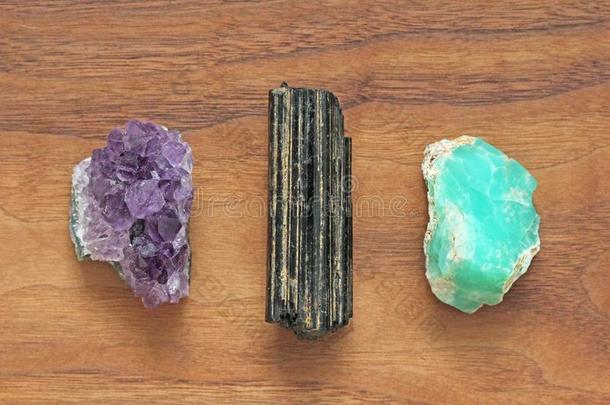 黑的电气石,嘘,紫蓝色宝石,黄<strong>绿宝石</strong>.收集关于Namibia纳米比亚