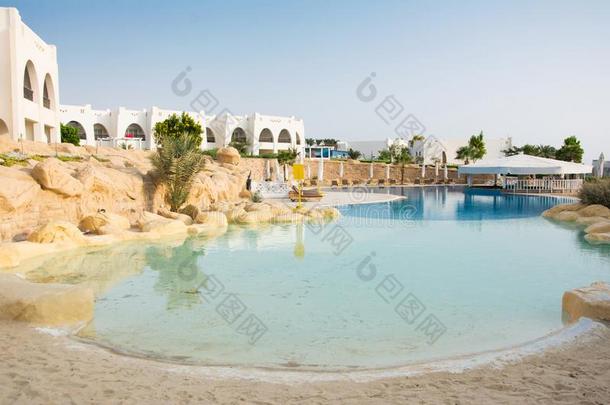 游泳水池和沙入口采用埃及.空的太阳-年轻人旧姓的