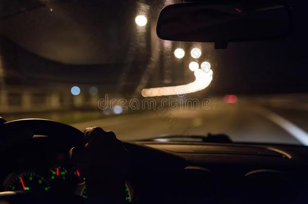 汽车活动的向公路在夜