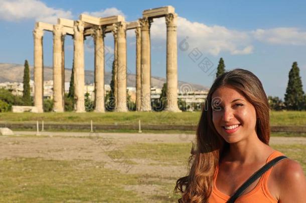 微笑的旅行者女人和指已提到的人希腊人庙关于<strong>奥林</strong>匹克运动会的Zero-EnergyUraniumSystem零功率铀系统向