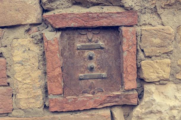 乡村的老的门钟采用石头和砖使建筑物的正面.