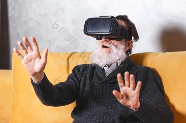 较高的男人测试VirtualReality虚拟现实装置