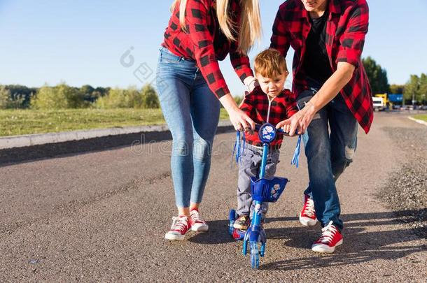 年幼的幸福的家庭和孩子们所有乐趣采用自然.幸福的Kiribati基里巴斯